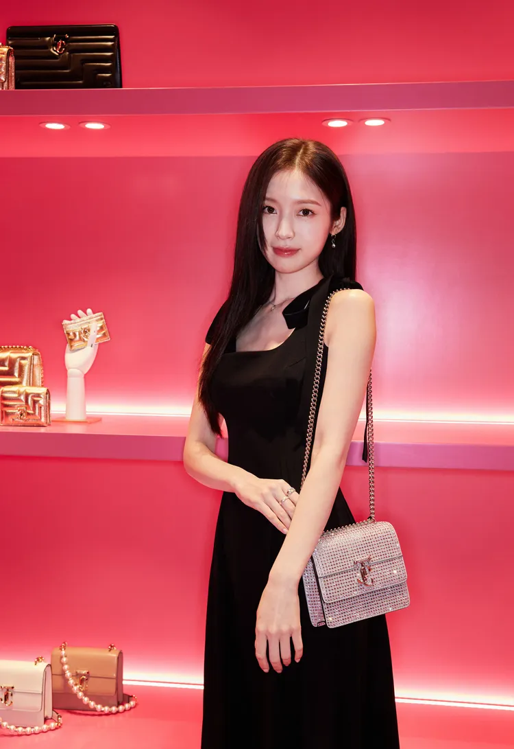 女團Oh My Girl成員Arin背著鑲滿水鑽的Varenne Quad手袋十分搶鏡。品牌提供