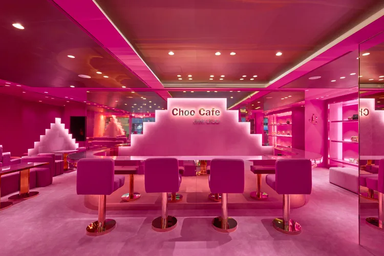 Choo Cafe從內至外皆被品牌標誌性紫粉色包覆。品牌提供