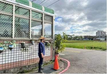 苗栗專勤隊員套上雨鞋、戴著斗笠在田間緝捕非法移工。苗栗專勤隊提供