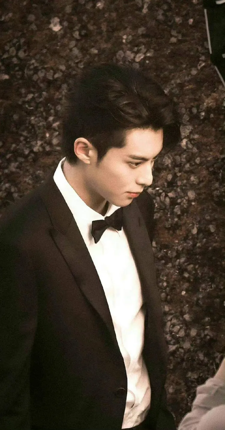 王鶴棣上一秒拍照還一臉酷樣。翻攝飯圈安利娘微博