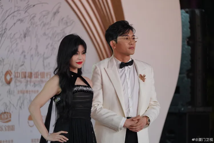 蘇有朋和陳妍希一起走紅毯。翻攝廈門衛視
