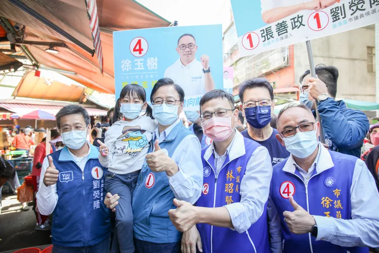 中廣董事長趙少康今天（6日）來到桃園陪同國民黨桃園市長候選人張善政掃街拜票。張善政競辦提供