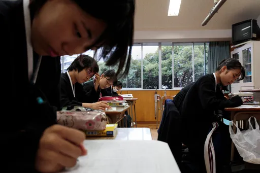 日高校「禁愛令」太誇張！談戀愛被抓包就要「自己退學」　法院判決出爐