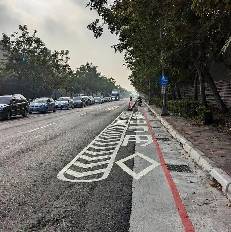 網友諷刺高雄前鎮區新生路往前鎮漁港方向的機車道，有如是直線7秒考試專區。翻攝自臉書高雄點