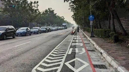 高雄出現水溝蓋機車道 網諷:他媽三小路要考直線7秒嗎?