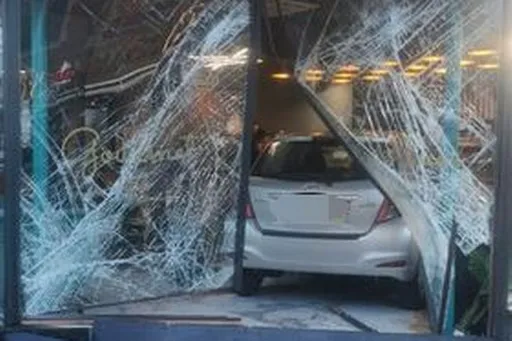 轎車失控撞蛋糕店 客人被撞飛幸無礙