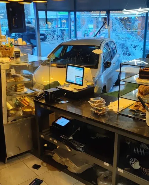 坐在窗邊的女客人被撞飛，所幸無礙。翻攝KaKeTemptations