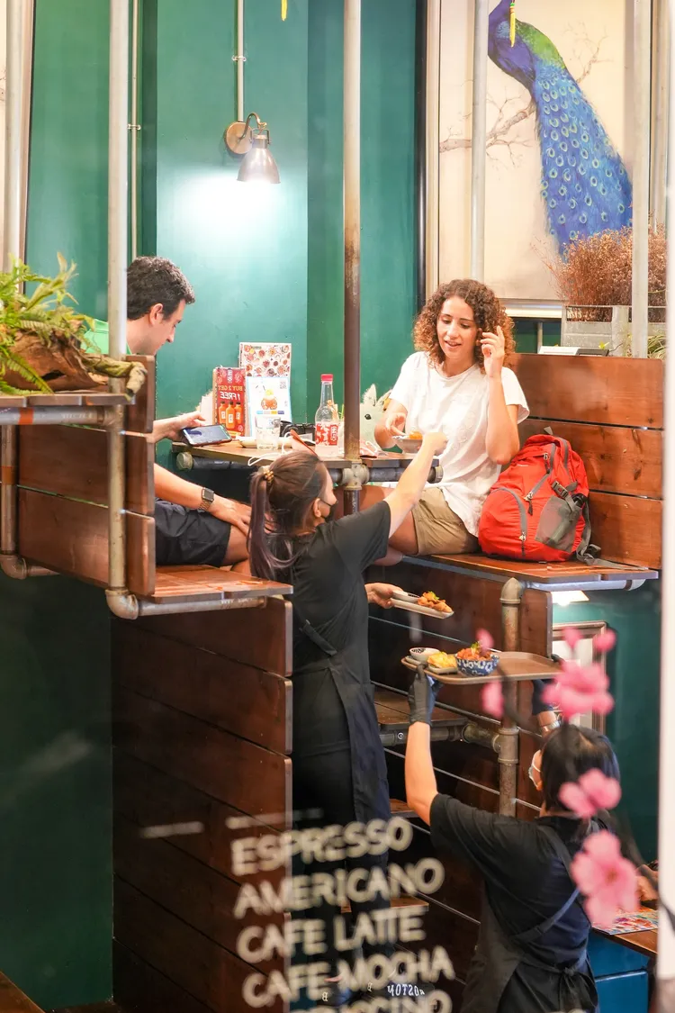 想嘗鮮的消費者，可爬到上層雅座點餐、用餐。田欣雲攝