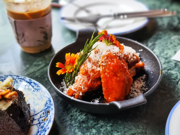 Wallflowers招牌炸雞翅，220銖。田欣雲攝