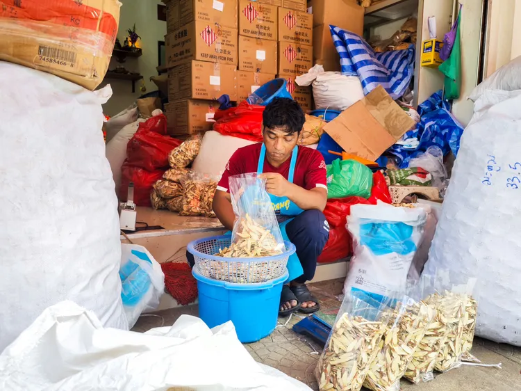 許多老華僑早年在曼谷經商、置產，累積了許多財富。圖為中國城至今仍處處可見的蔘藥行。田欣雲攝