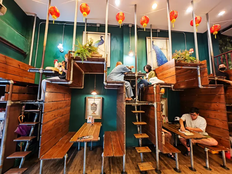 「龍頭Cafe」善用老宅一樓的挑高空間，將咖啡座採用「上下舖」的概念設計。田欣雲攝