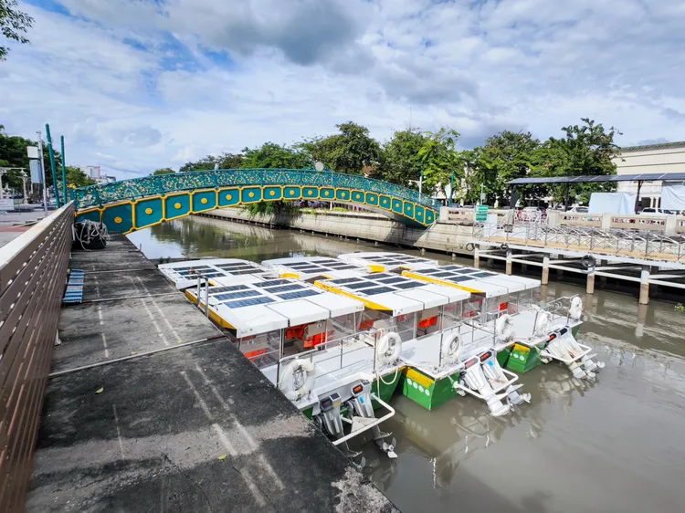 以太陽能為動力的Phadung Krungkasem Canal Boat電動交通船。田欣雲攝