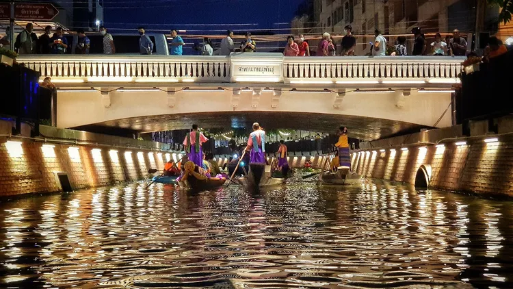 遊客可在翁昂運河夜市體驗夜間獨木舟及遊船。翻攝Ong Ang Walking Street官方粉絲團
