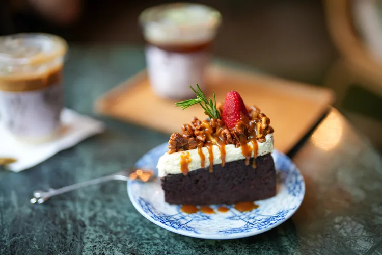 Wallflowers的餐點蛋糕都以新鮮花卉妝點，每份約170泰銖左右。田欣雲攝