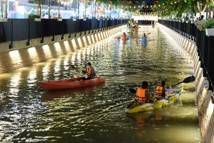 遊客可在翁昂運河夜市體驗夜間划獨木舟。翻攝Ong Ang Walking Street官方粉絲團
