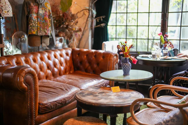 「Wallflowers Cafe」以復古家具、擺飾襯托時代質感。田欣雲攝