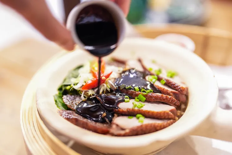 燻鴨胸臘腸煲仔飯，169銖。田欣雲攝