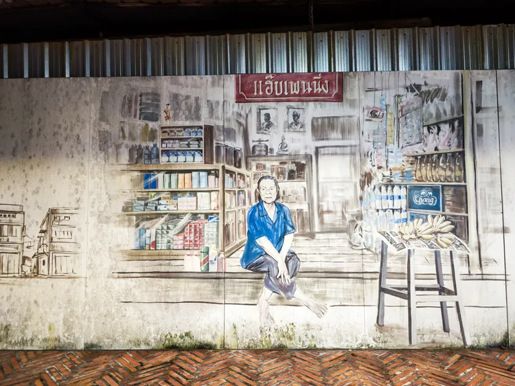 兩旁步行街牆面畫上彩繪，講述Klong Ong Ang運河河道華麗變身的故事。田欣雲攝