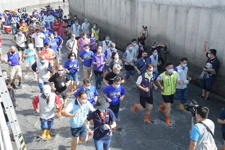 二水跑水馬拉松有一段三百公尺的水圳賽程。資料照片