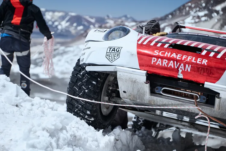 保時捷 911 成為極少數能登上如此極端海拔高度的車款之一。原廠提供