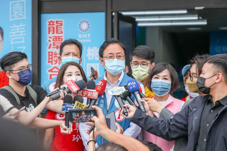 張善政表示，鄭運鵬情緒勒索市民，也喊話要他別再消費台積電。張善政競辦提供