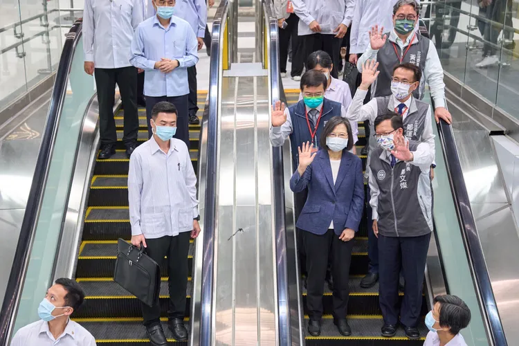 總統蔡英文今天（22日）在交通部長王國材、桃園市長鄭文燦陪同下來到桃園視察機場捷運A22老街溪站。鄭運鵬競辦提供