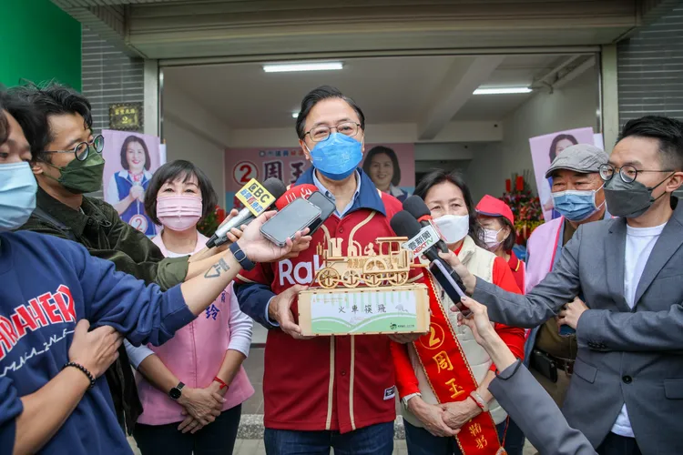 張善政和市議員候選人周玉琴提建富岡鐵道博物館政見。張善政競辦提供