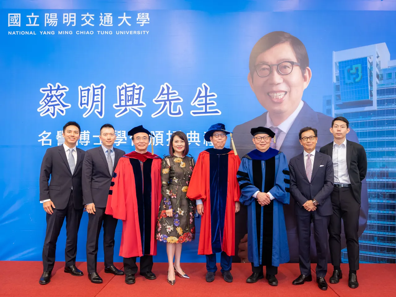富邦金控董事長蔡明興(右四)獲頒國立陽明交通大學名譽工學博士學位,富邦集團董事長蔡明忠(右二)等家族成員到場觀禮給予祝福。業者提供