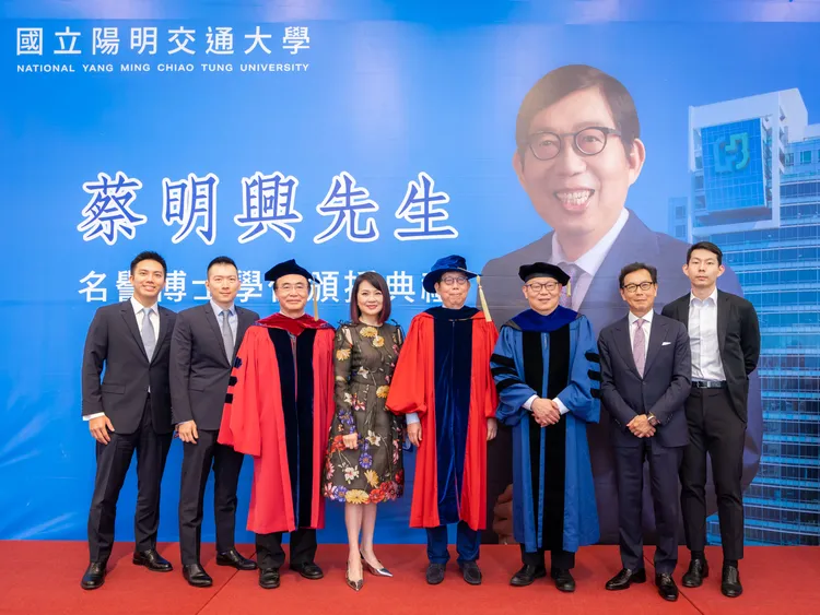 富邦金控董事長蔡明興(右四)獲頒國立陽明交通大學名譽工學博士學位，富邦集團董事長蔡明忠(右二)等家族成員到場觀禮給予祝福。業者提供