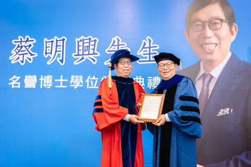 蔡明興三度獲頒博士榮譽學位 期許與陽明交大發展數位生醫