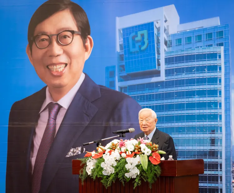 台積電創辦人張忠謀蒞臨蔡明興董事長名譽工學博士頒授典禮發表致詞，他認為「沒有金融業就沒有科技業」，很開心富邦能從多年前就投資台積電，更樂見科技領域的大學能頒授名譽博士肯定金融業大老。富邦提供