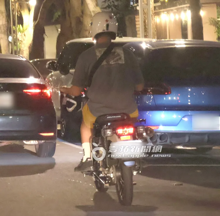 阮經天在民生社區騎著要價17.5萬的本田CT125。特勤中心攝