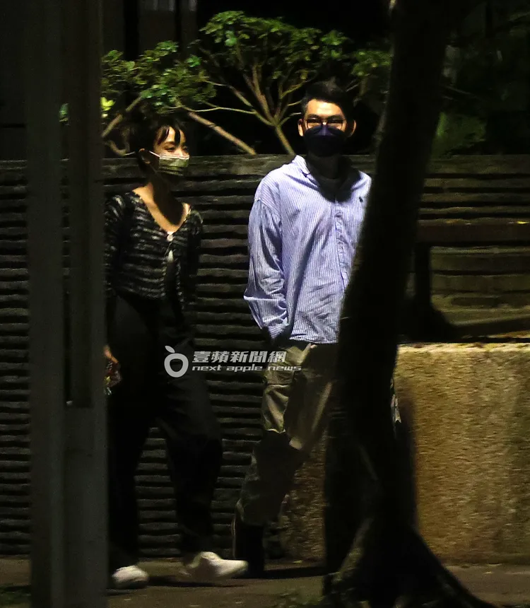 王淨（左）與藍衣男慢慢走著。特勤中心攝