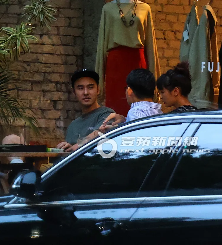 王淨（右）與阮經天（左）出現在民生社區的「富錦樹咖啡」。特勤中心攝