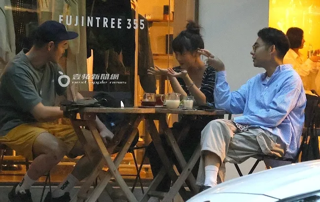 王淨（中）逗趣舉起雙手與阮經天對談。特勤中心攝