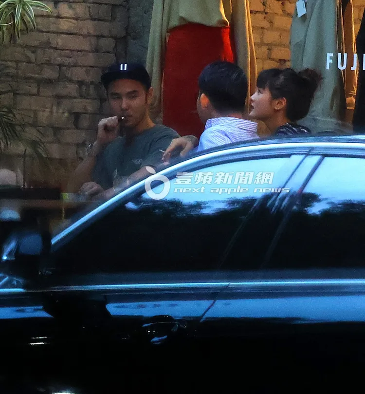 阮經天（左起）抽著拋棄式電子煙，一旁藍衣男也抽著紙菸，王淨在一旁被二手菸環繞著。特勤中心攝