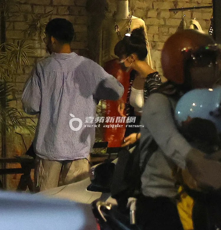 餐畢，王淨（右）與藍衣男準備一起離開。特勤中心攝