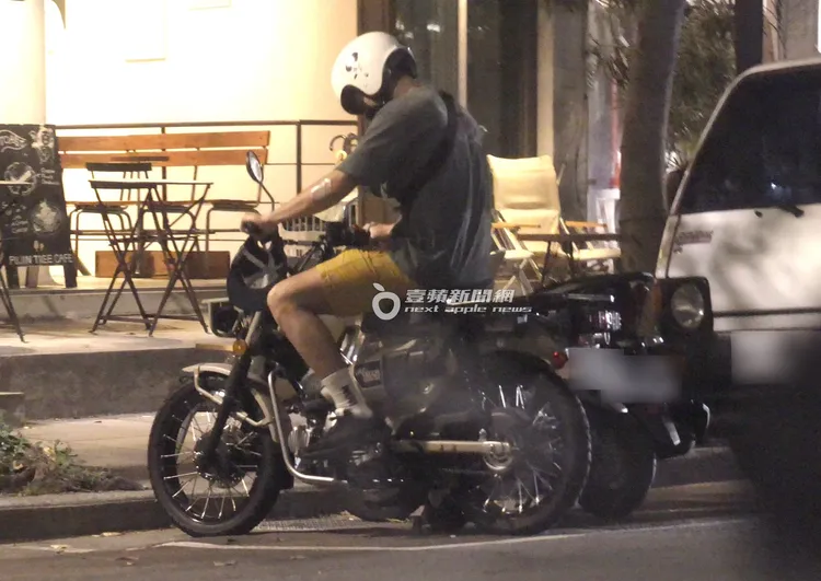 阮經天似乎對踩發檔車不熟悉，至少踩了5次才成功發動。特勤中心攝