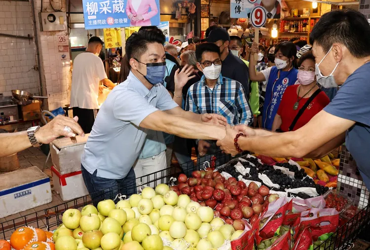蔣萬安今天到北市松江市場拜票。葉志明攝