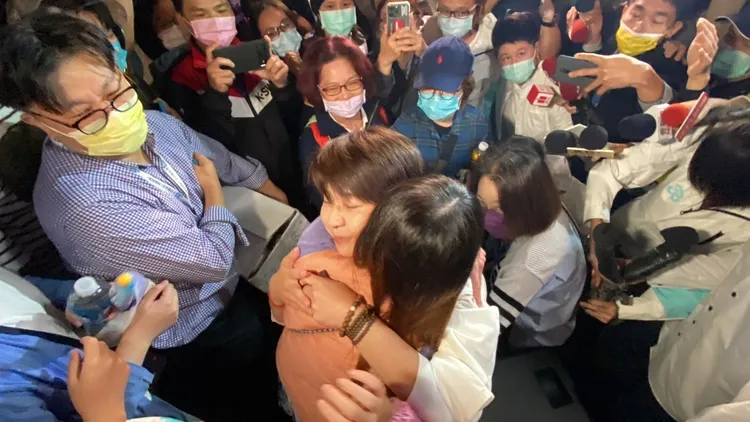 黃珊珊走下台跟支持者擁抱。陳明中、翁玉信攝