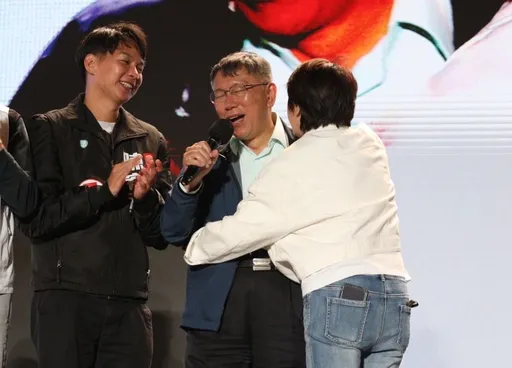 敗選現場｜柯文哲鼓勵「繼續努力」　黃珊珊給大擁抱！沒有完成重要任務