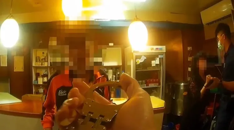 警方查詢黃男身分，發現竟是基隆、台北、高雄等3處地檢署發布的通緝犯，上銬帶走。讀者提供