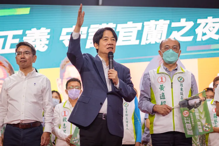 九合一大選前賴清德（中）替候選人助講。民進黨提供