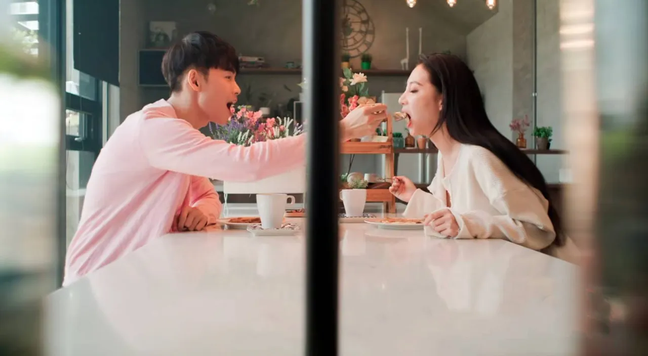 林采緹(右)助陣拍MV。六子娛樂提供