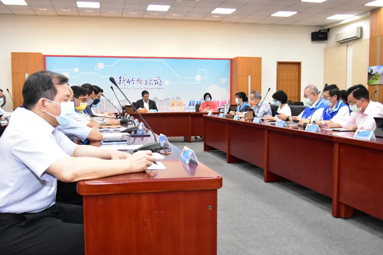 新竹縣長楊文科今（29日）召開選後首次主管會報，提出10點施政重點，勉勵縣府團隊繼續打拚。縣府提供