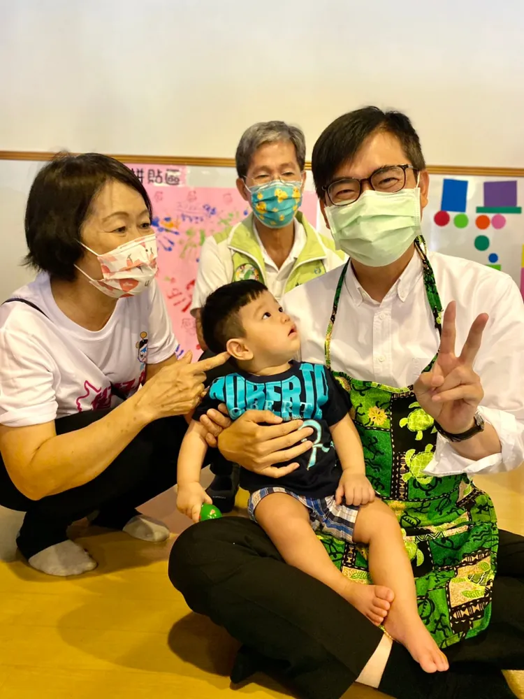 陳其邁將透過計畫合約醫療院所，提供婦幼保健追蹤關懷與社會福利資源轉介。資照 市府提供