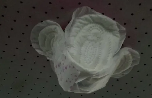 看！衛生棉在天花板上　伊朗女性用它黏攝影機鏡頭避監控