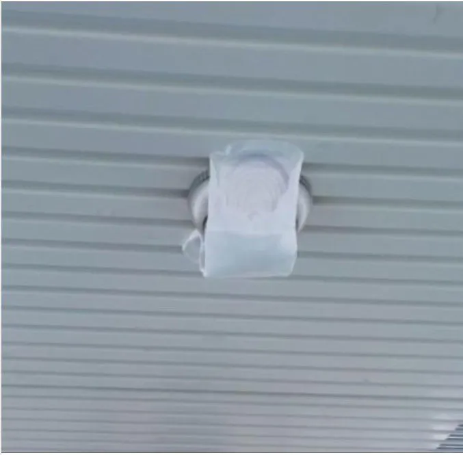 推特瘋傳各種衛生棉貼監視器的照片。翻攝推特@vicky_1684__