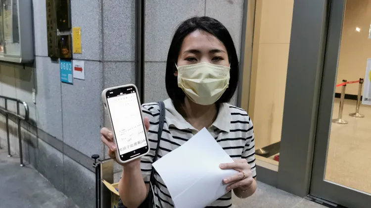 徐巧芯指出，已經查出假文件是移植哪裡的簽名。陸運鋒攝