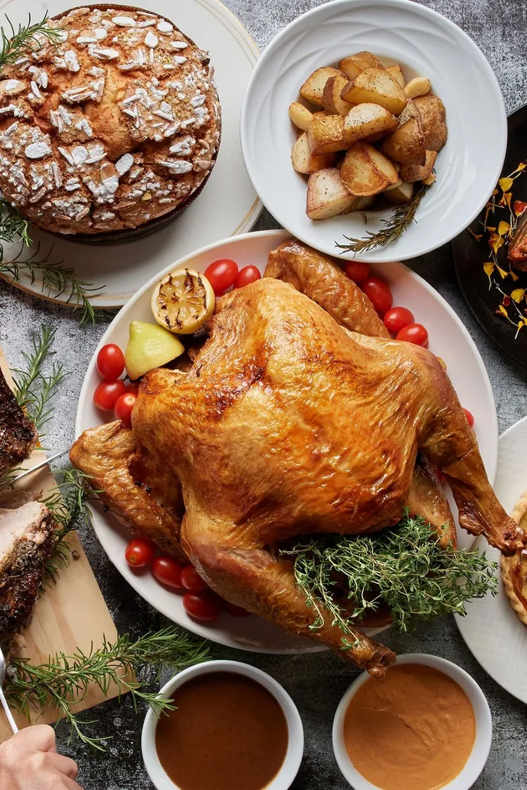 迎接聖誕，同步推出節慶禮籃，約4到6人份每組6,880元。台北美福提供